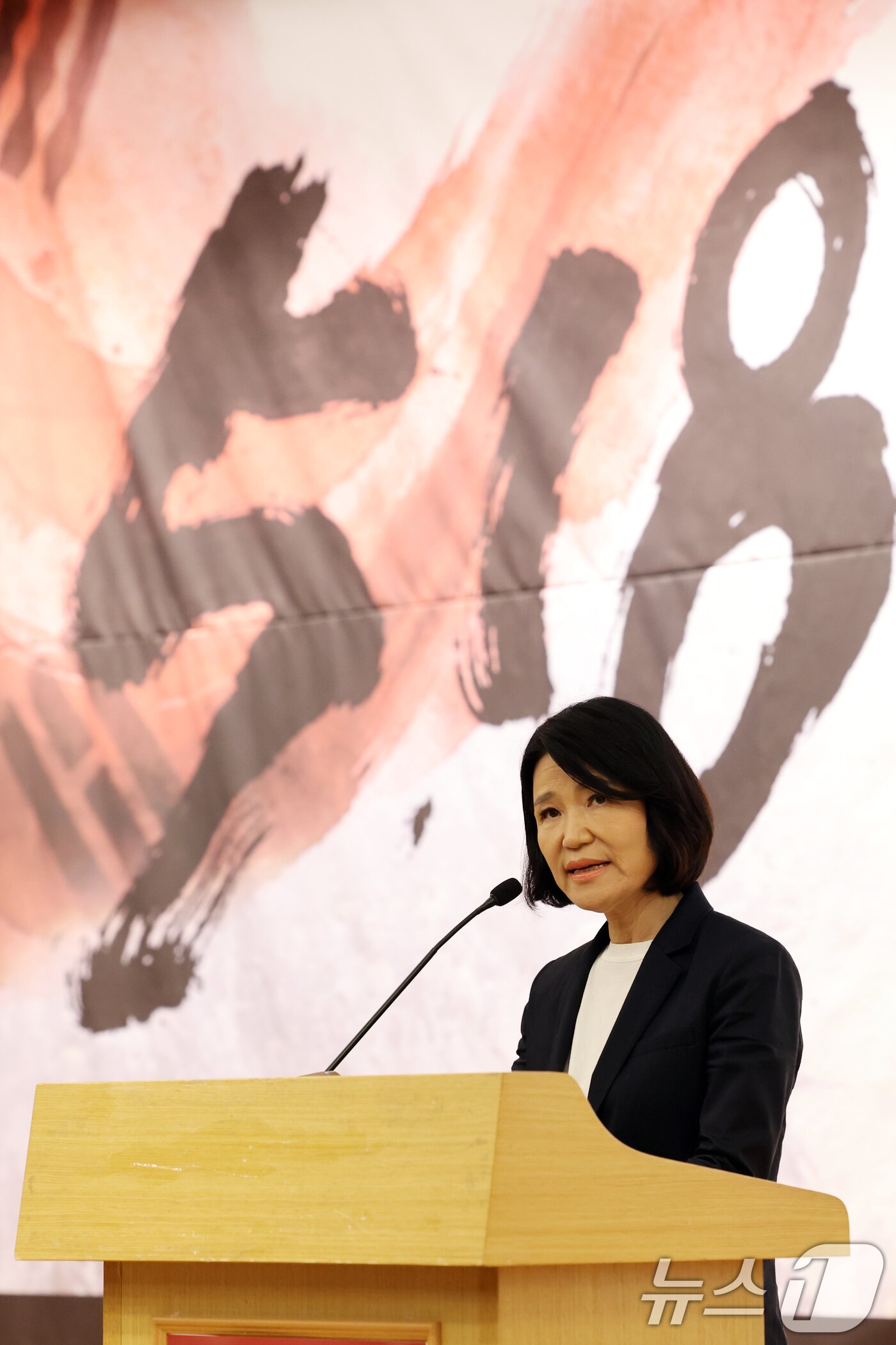 본문 이미지 - 이진숙 국민의힘 의원이 13일 오후 서울 여의도 국회 도서관에서 열린 '5·18 민주화운동의 재조명 국회공개포럼'에서 환영사를 하고 있다. 2026.8.13 ⓒ 뉴스1 황기선 기자