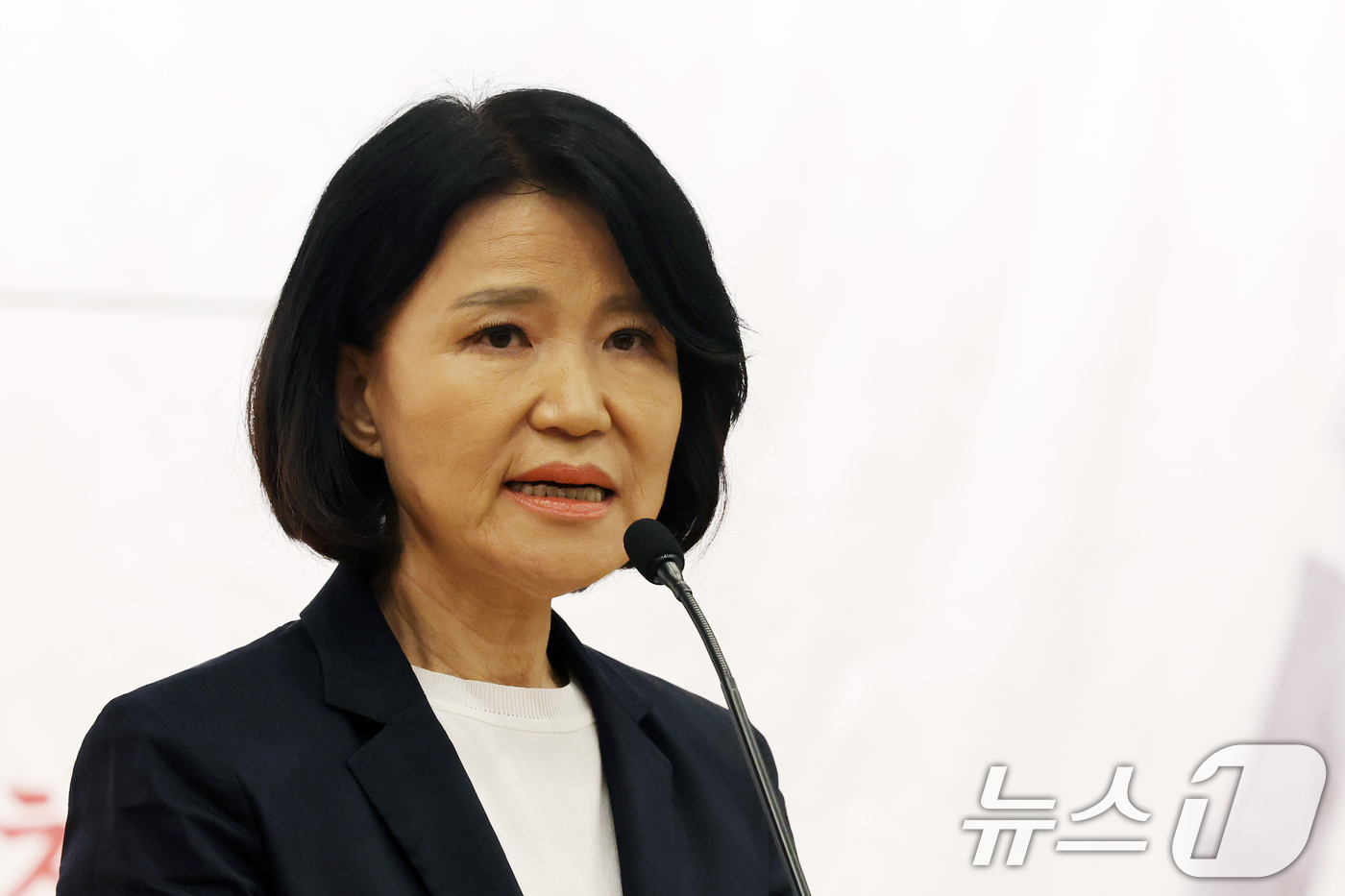 (서울=뉴스1) 황기선 기자 = 이진숙 국민의힘 의원이 13일 오후 서울 여의도 국회 도서관에서 열린 '5·18 민주화운동의 재조명 국회공개포럼'에서 환영사를 하고 있다.  202 …
