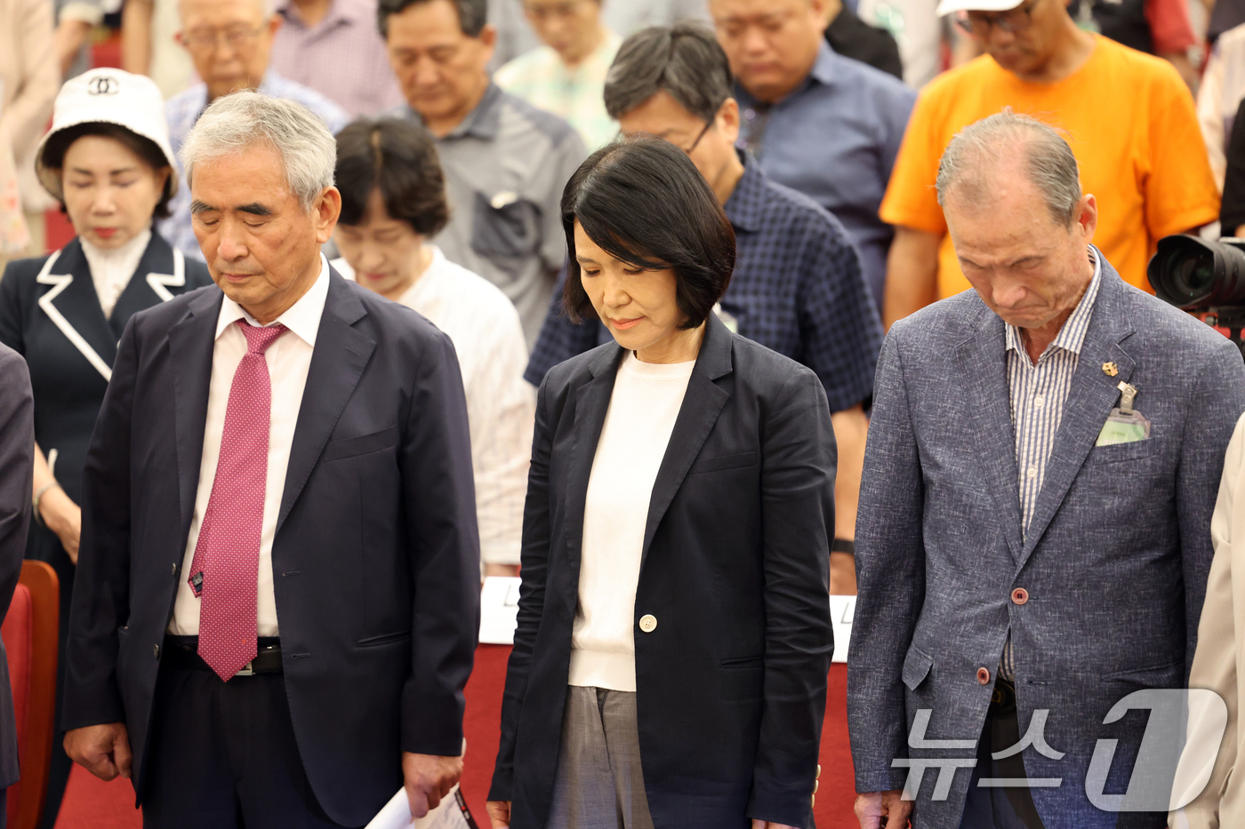 (서울=뉴스1) 황기선 기자 = 이진숙 국민의힘 의원이 13일 오후 서울 여의도 국회 도서관에서 열린 '5·18 민주화운동의 재조명 국회공개포럼'에서 참석자들과 묵념을 하고 있다. …