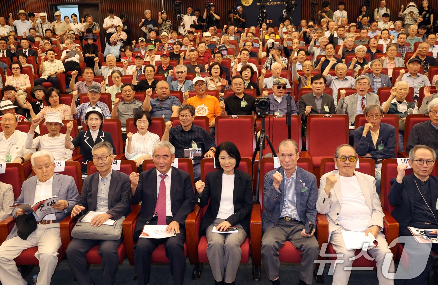 본문 이미지 - 이진숙 국민의힘 의원이 13일 오후 서울 여의도 국회 도서관에서 열린 '5·18 민주화운동의 재조명 국회공개포럼'에서 참석자들과 기념 촬영을 하고 있다. 2026.8.13 ⓒ 뉴스1 황기선 기자