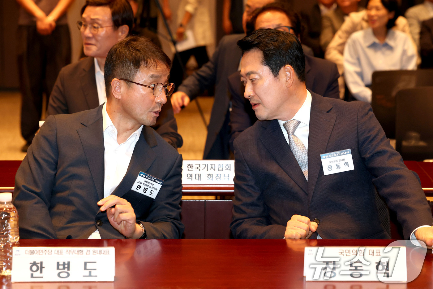(서울=뉴스1) 이광호 기자 = 한병도 더불어민주당 당대표 직무대행 겸 원내대표와 장동혁 국민의힘 대표가 13일 오후 서울 중구 한국프레스센터에서 열린 한국기자협회 창립 62주년 …