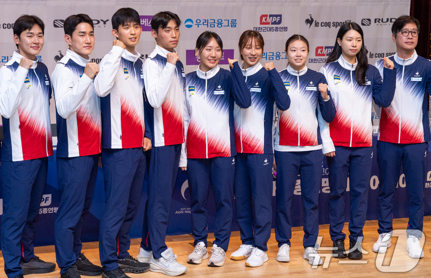 (진천=뉴스1) 안은나 기자 = 근대5종 국가대표 전웅태(왼쪽부터), 서창완, 이종현, 김영하, 성승민, 장하은, 신수민, 김유리와 김성진 감독이 13일 충북 진천선수촌에서 열린 …