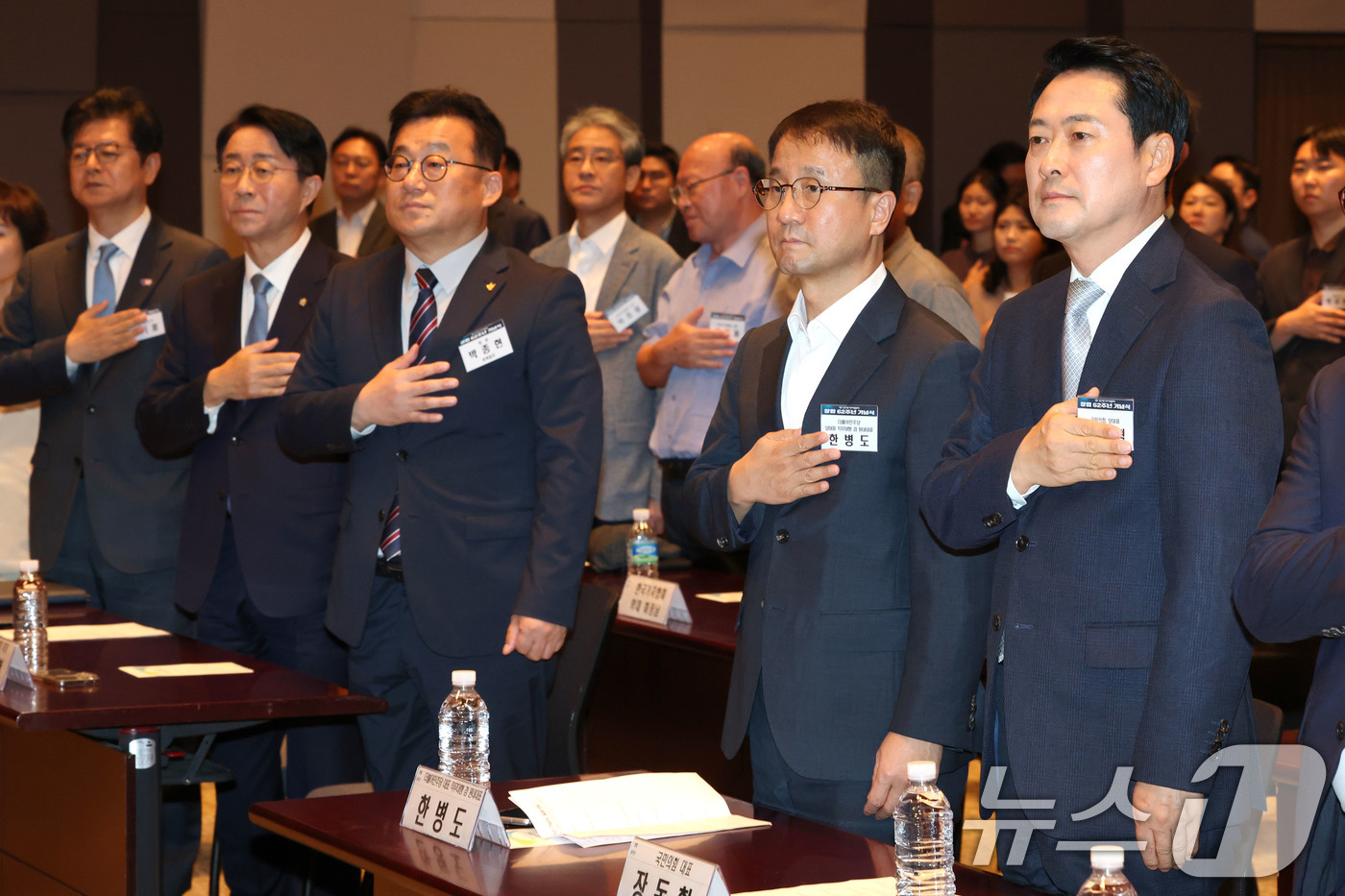 (서울=뉴스1) 이광호 기자 = 13일 오후 서울 중구 한국프레스센터에서 열린 한국기자협회 창립 62주년 기념식에서 참석자들이 국민의례를 하고 있다.오른쪽부터 장동혁 국민의힘 대표 …