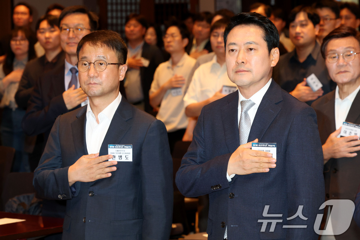 (서울=뉴스1) 이광호 기자 = 한병도 더불어민주당 당대표 직무대행 겸 원내대표와 장동혁 국민의힘 대표가 13일 오후 서울 중구 한국프레스센터에서 열린 한국기자협회 창립 62주년 …