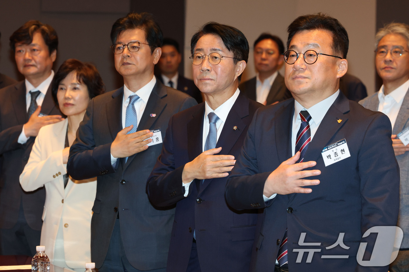 (서울=뉴스1) 이광호 기자 = 13일 오후 서울 중구 한국프레스센터에서 열린 한국기자협회 창립 62주년 기념식에서 참석자들이 국민의례를 하고 있다.오른쪽부터 박종현 한국기자협회장 …