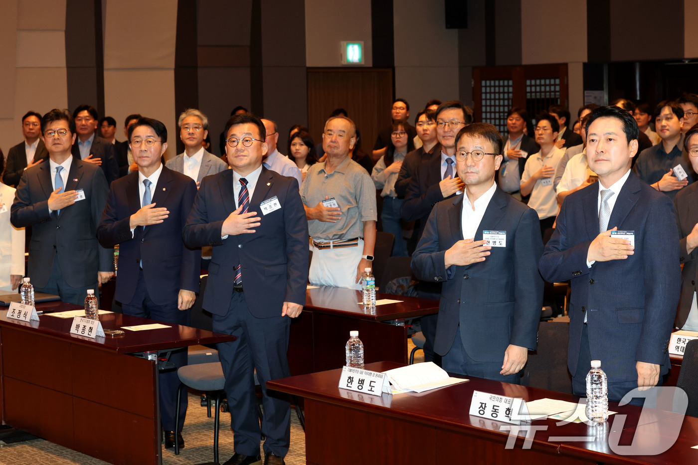 (서울=뉴스1) 이광호 기자 = 13일 오후 서울 중구 한국프레스센터에서 열린 한국기자협회 창립 62주년 기념식에서 참석자들이 국민의례를 하고 있다.앞줄 오른쪽부터 장동혁 국민의힘 …