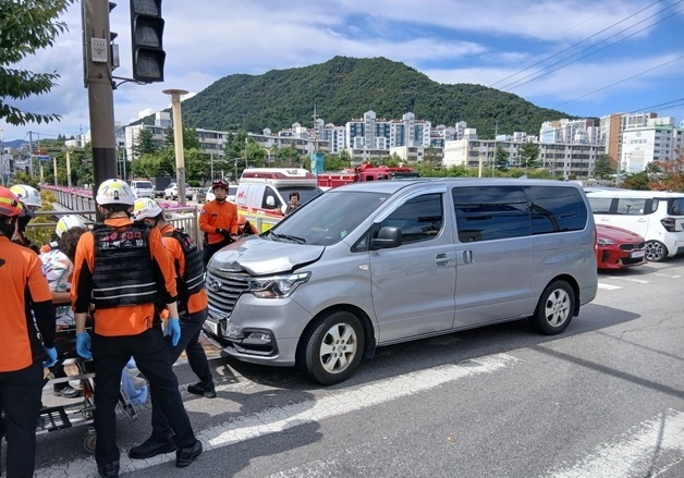 정읍 상동 교차로서 승합차-SUV충돌…7명 경상