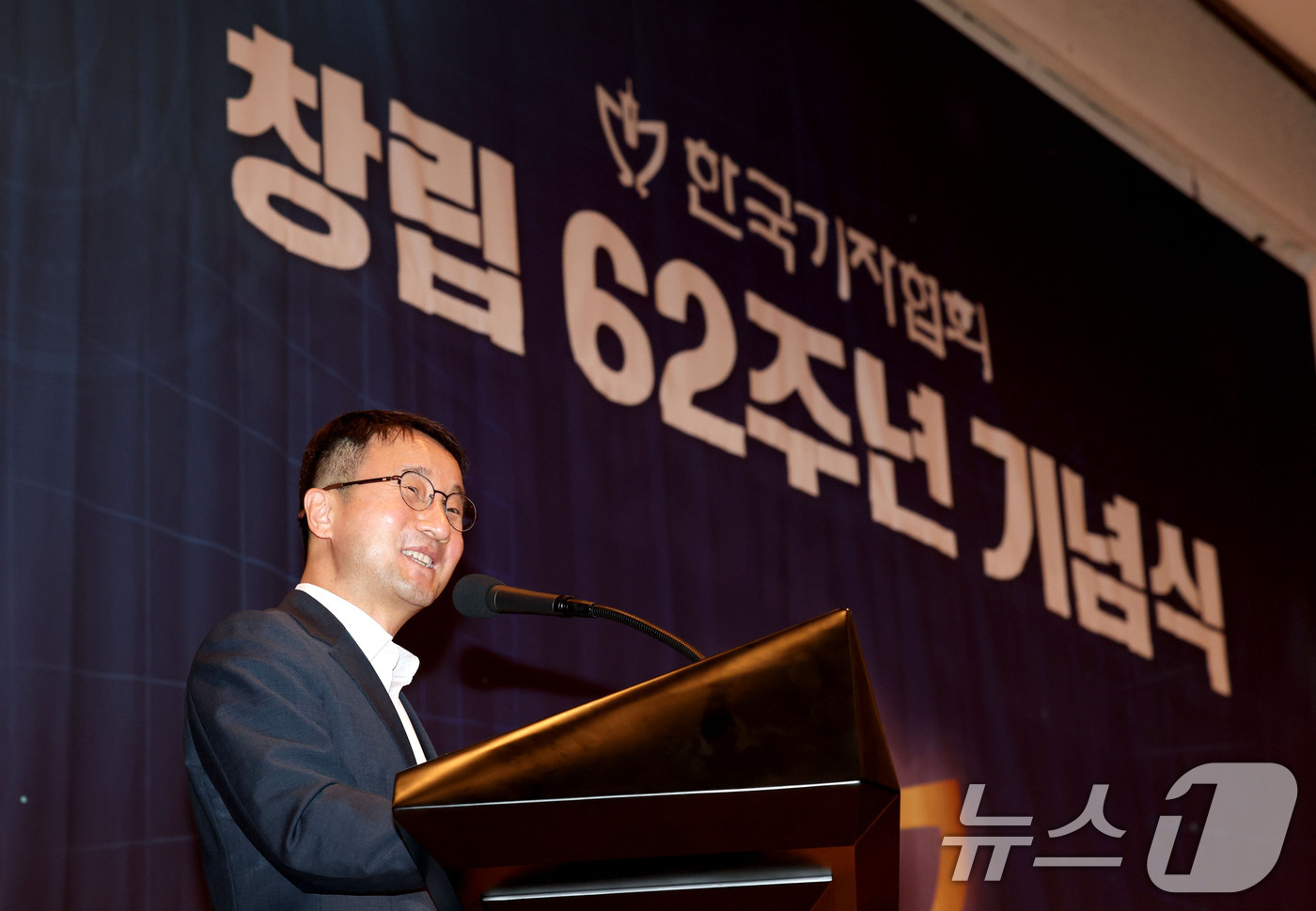 (서울=뉴스1) 이광호 기자 = 한병도 더불어민주당 당대표 직무대행 겸 원내대표가 13일 오후 서울 중구 한국프레스센터에서 열린 한국기자협회 창립 62주년 기념식에 참석해 축사를 …