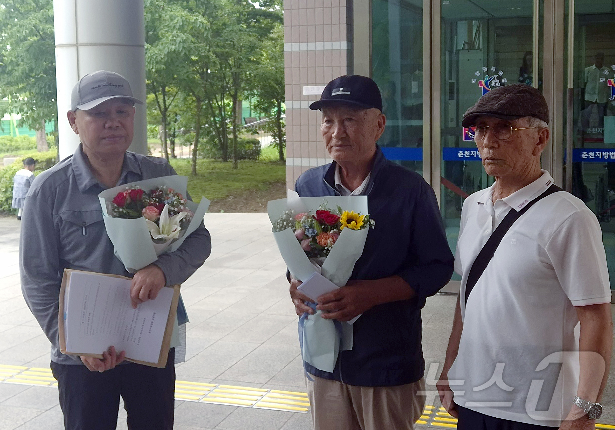 (강릉=뉴스1) 윤왕근 기자 = 1969년 '동해안고정간첩단 사건'(일명 속초간첩단 사건)으로 간첩 누명을 썼던 납북귀환어부들의 유족들이 13일 춘천지법 강릉지원 앞에서 재심 무죄 …