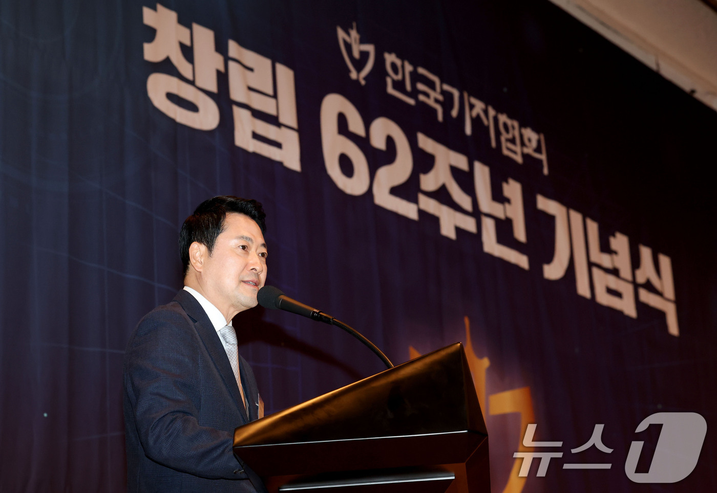 (서울=뉴스1) 이광호 기자 = 장동혁 국민의힘 대표가 13일 오후 서울 중구 한국프레스센터에서 열린 한국기자협회 창립 62주년 기념식에 참석해 축사를 하고 있다. 2026.8.1 …