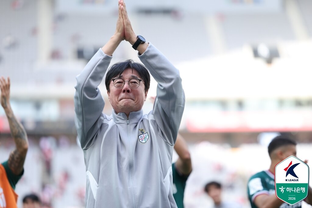 본문 이미지 - 황선홍 대전 감독이 지난 4월 FC서울과의 첫 만남에서 승리를 거둔 뒤 눈물의 세리머니를 펼치고 있다. (한국프로축구연맹 제공)