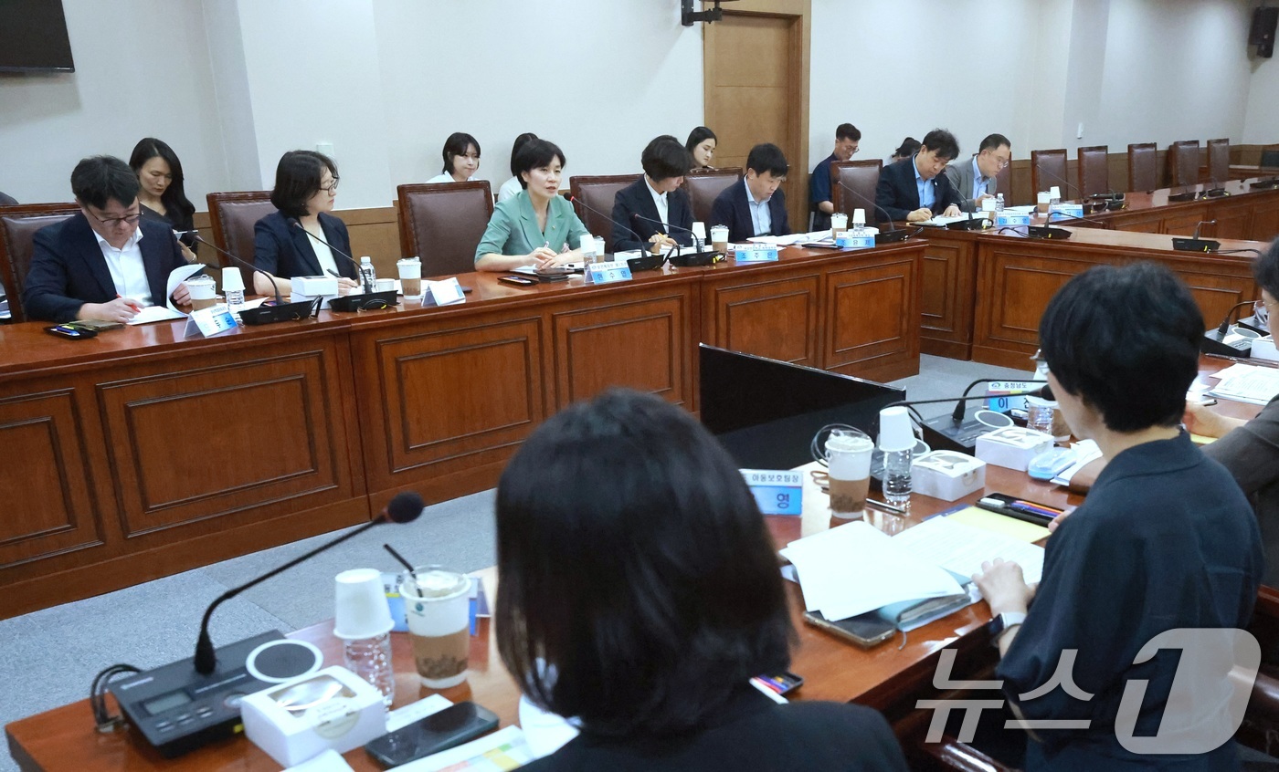 (서울=뉴스1) = 현수엽 보건복지부 제1차관이 13일 충남 천안시청에서 위기아동 보호 체계를 강화하기 위한 관계 부처 긴급회의를 주재하고 있다.이 회의는 최근 천안시에서 발생한 …