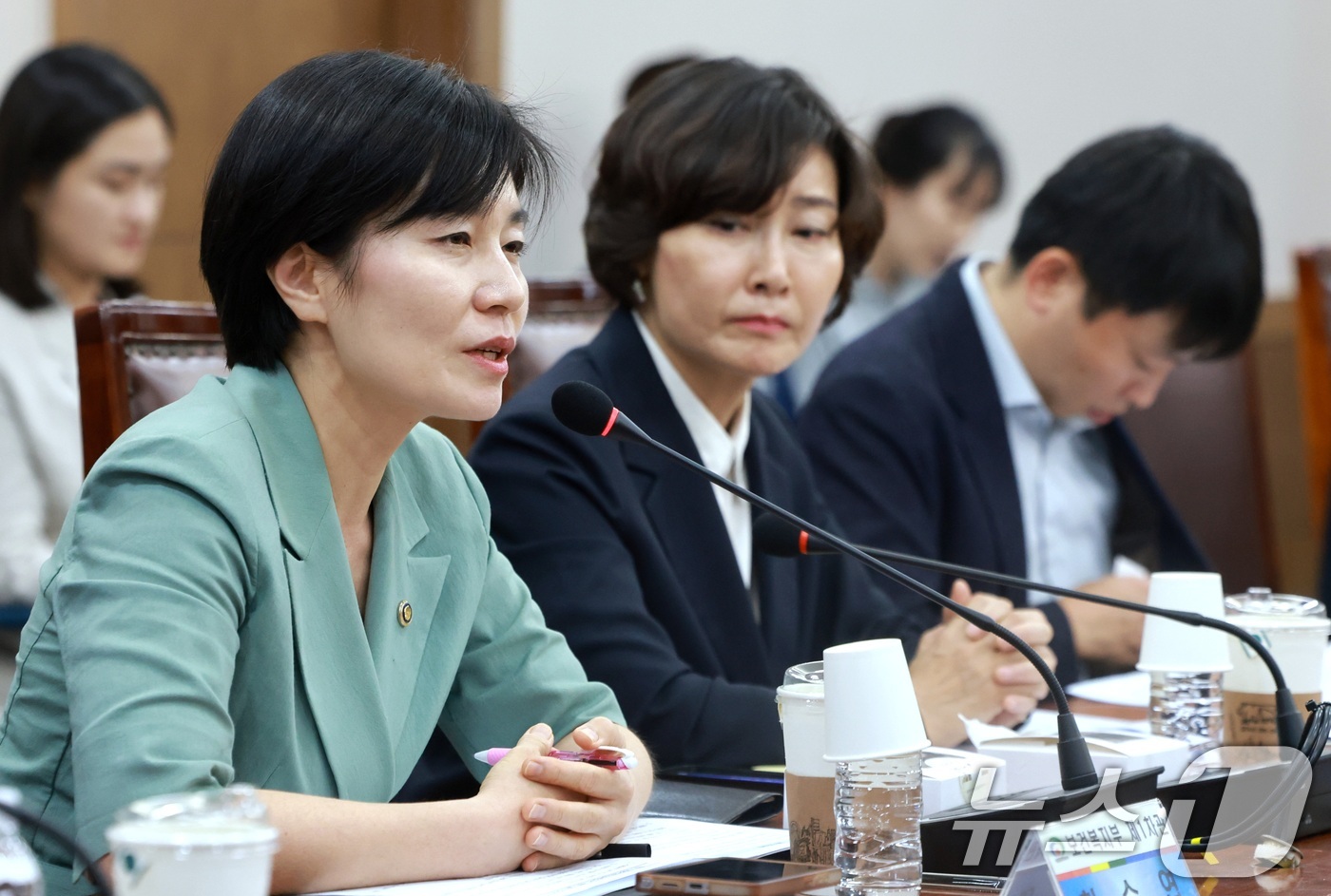 (서울=뉴스1) = 현수엽 보건복지부 제1차관이 13일 충남 천안시청에서 위기아동 보호 체계를 강화하기 위한 관계 부처 긴급회의를 주재하고 있다.이 회의는 최근 천안시에서 발생한 …