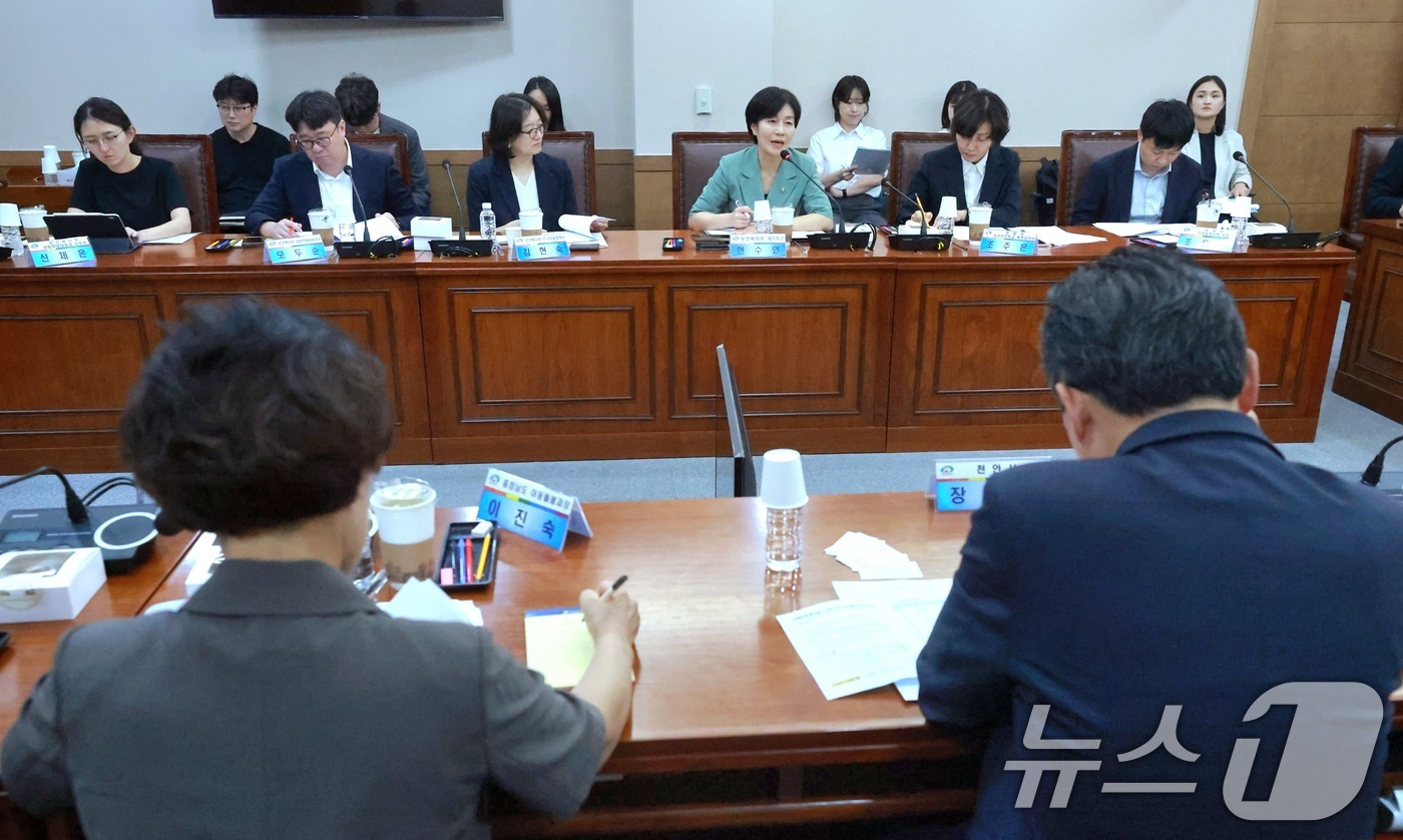 (서울=뉴스1) = 현수엽 보건복지부 제1차관이 13일 충남 천안시청에서 위기아동 보호 체계를 강화하기 위한 관계 부처 긴급회의를 주재하고 있다.이 회의는 최근 천안시에서 발생한 …