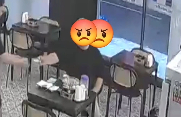 카드로 식탁 '탁탁'…아랫사람 부리듯 까딱대며 계산 요구한 '밥맛' 손님