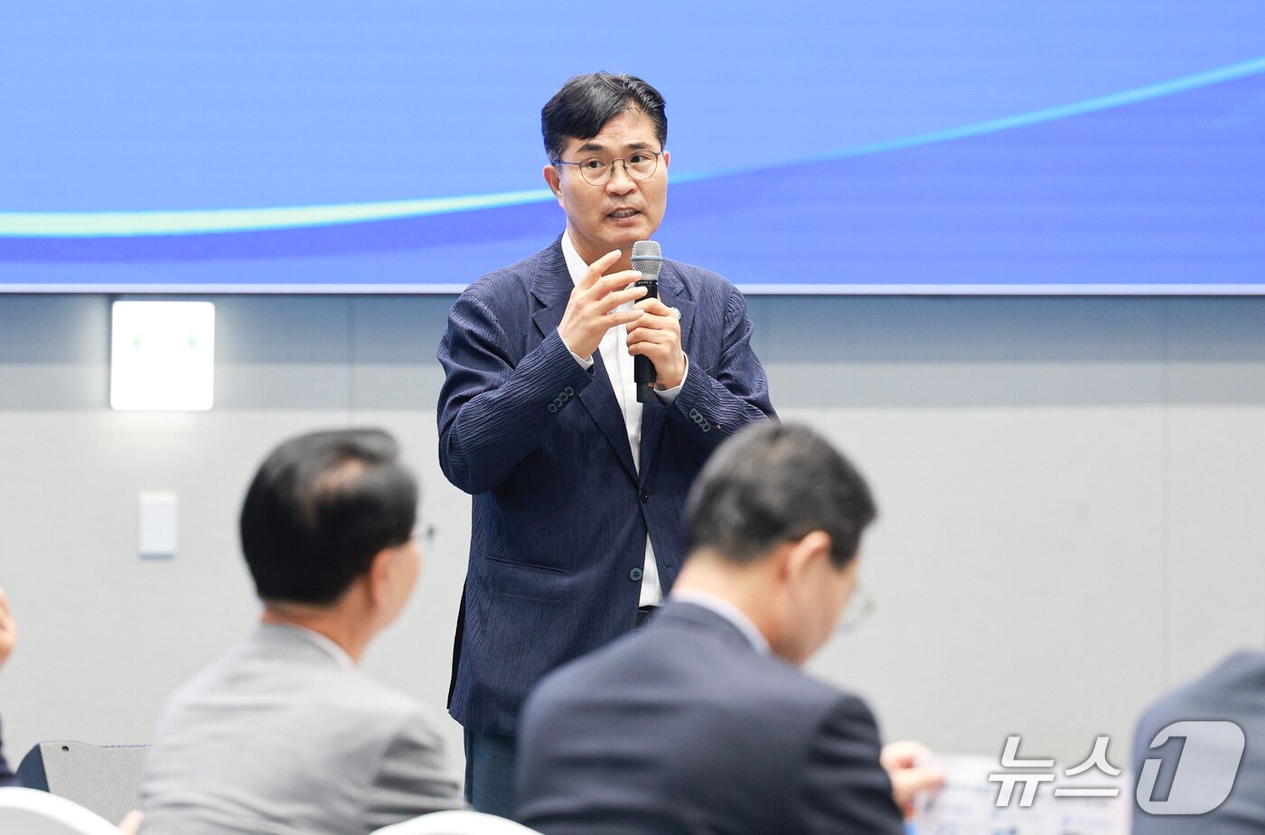 본문 이미지 -   13일 정읍 아우름캠퍼스에서 '민선 9기 도민 주권 대전환 도-시군 상생발전 정책 라운딩'이 개최된 가운데 이원택 전북도지사가 지역 상생발전 및 체감성장을 위한 협력체계 구축을 강조하고 있다.(전북도 제공. 재판매 및 DB금지)/뉴스1