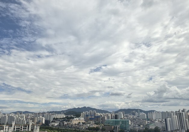 내일 전국 곳곳 최대 40㎜ 소나기…낮 최고 35도·체감 33도 더위