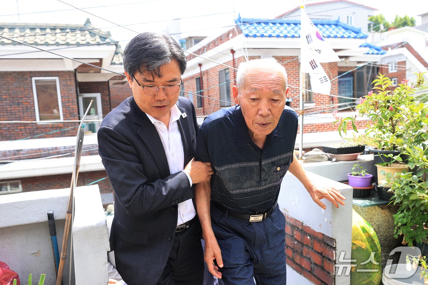 본문 이미지 - 이상식 충북도의장이 13일 권혁기 독립운동가의 손자 권용복 씨 자택을 찾아 위문하고 있다. (도의회 제공. 재판매 및 DB금지)