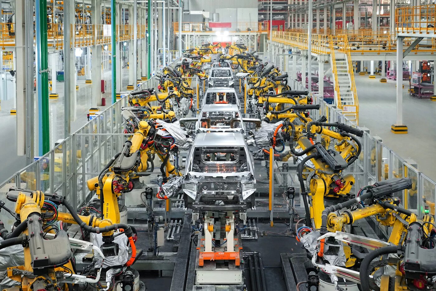 본문 이미지 - 중국 전기차 업체 BYD 공장에서 전기차가 만들어지고 있는 모습(자료사진. BYD 홈페이지 갈무리).