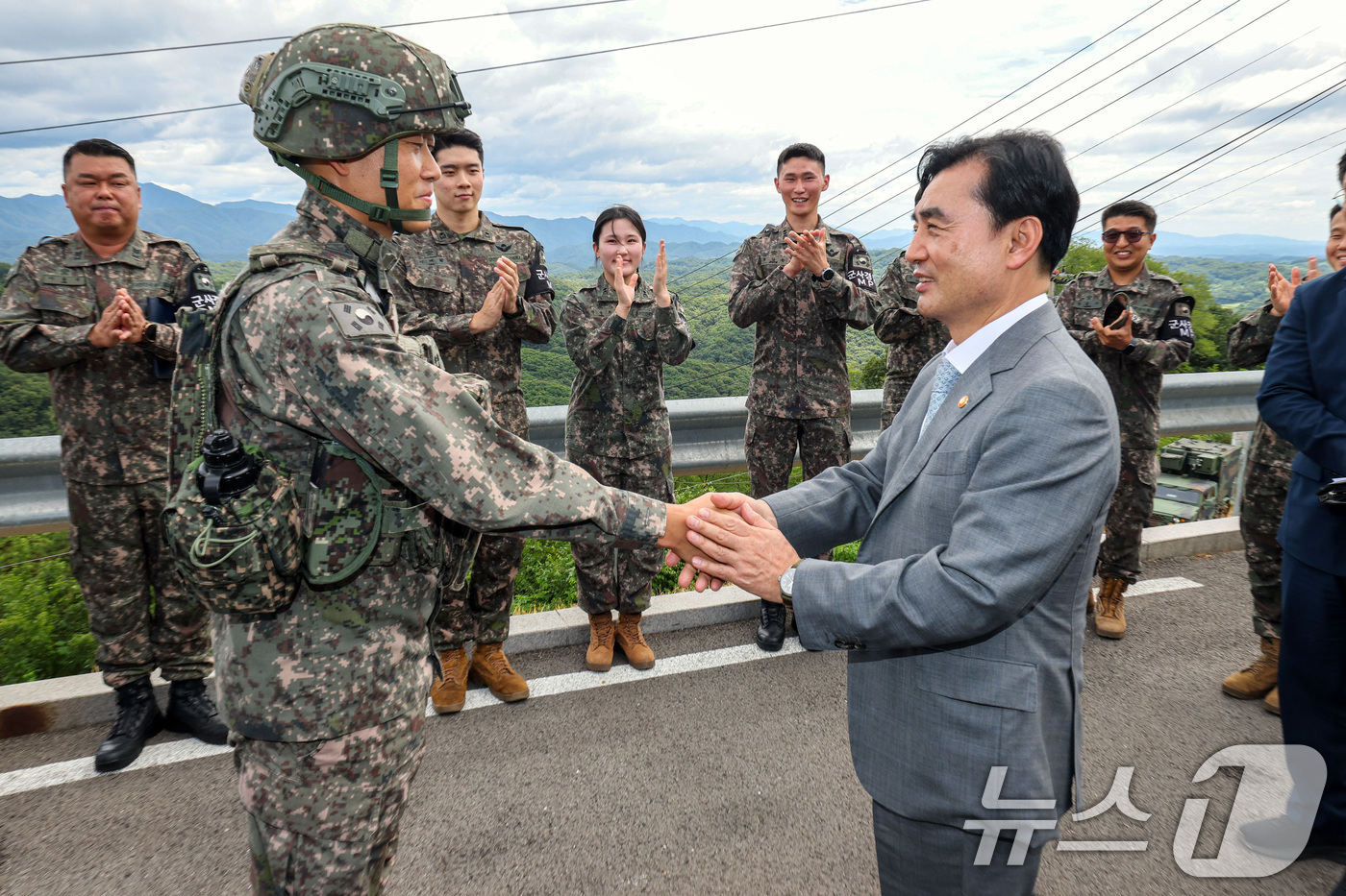 (서울=뉴스1) = 안규백 국방부 장관이 13일 육군 5사단 GOP 경계작전부대를 방문해 장병들을 격려하고 있다. (국방부 제공. 재판매 및 DB 금지) 2026.8.13/뉴스1