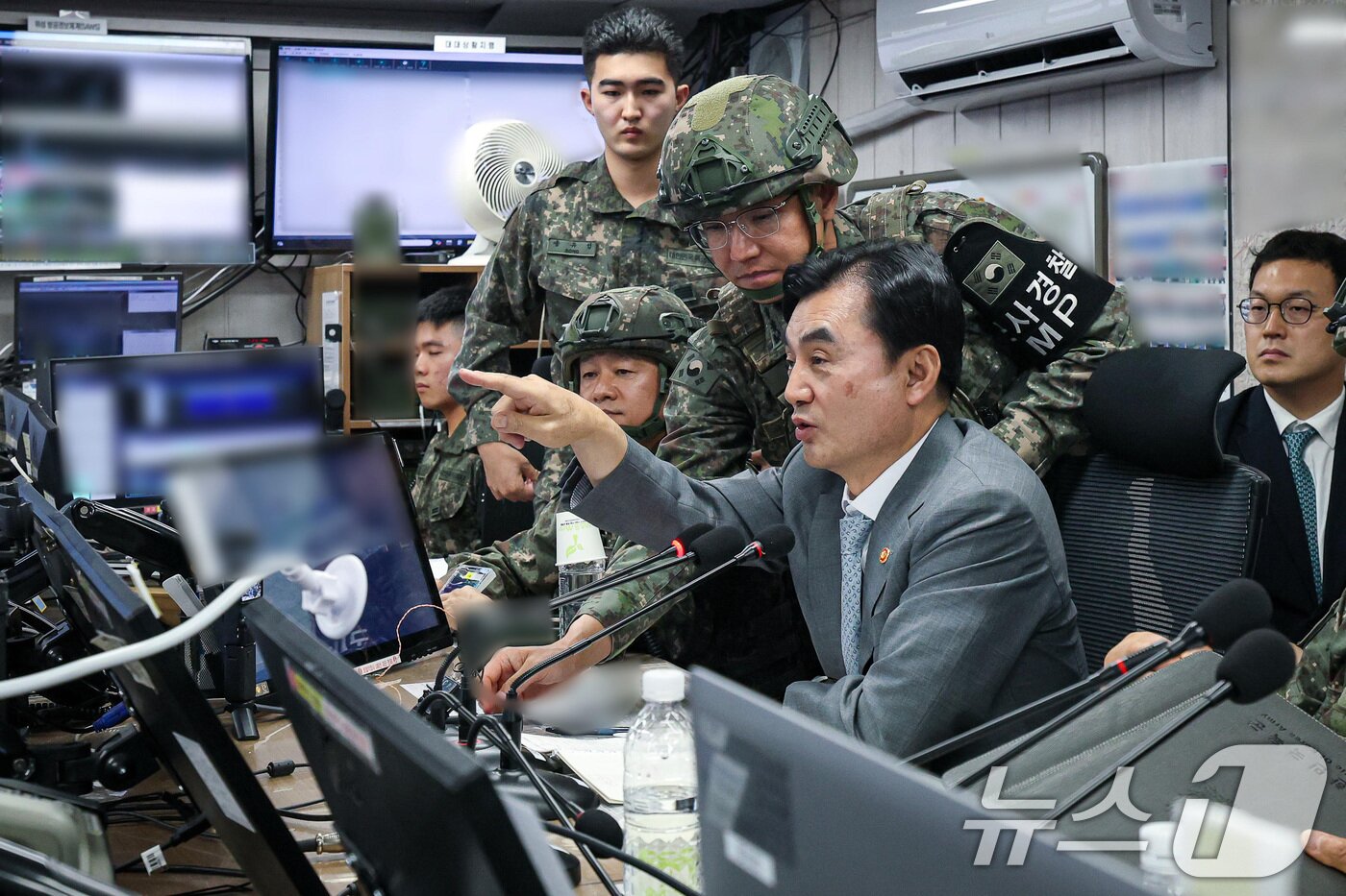 본문 이미지 - 안규백 국방부 장관이 13일 육군 5사단 GOP를 방문해 군사대비태세를 점검하고 있다. (국방부 제공. 재판매 및 DB 금지) 2026.8.13 ⓒ 뉴스1