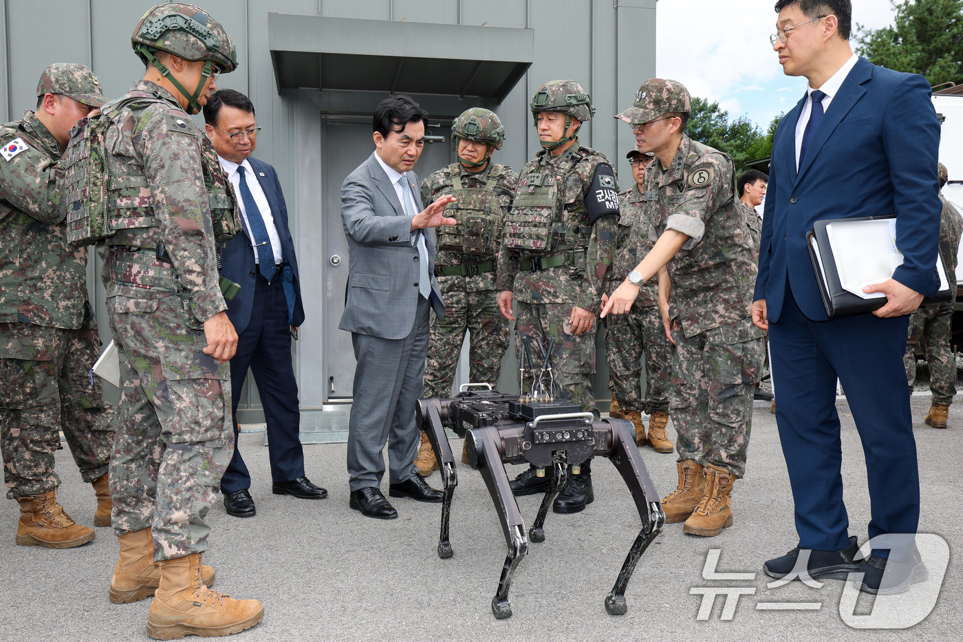 (서울=뉴스1) = 안규백 국방부 장관이 13일 육군 5사단 AI 경계작전센터를 방문해 다족보행로봇 시연을 참관하고 있다. (국방부 제공. 재판매 및 DB 금지) 2026.8.13 …