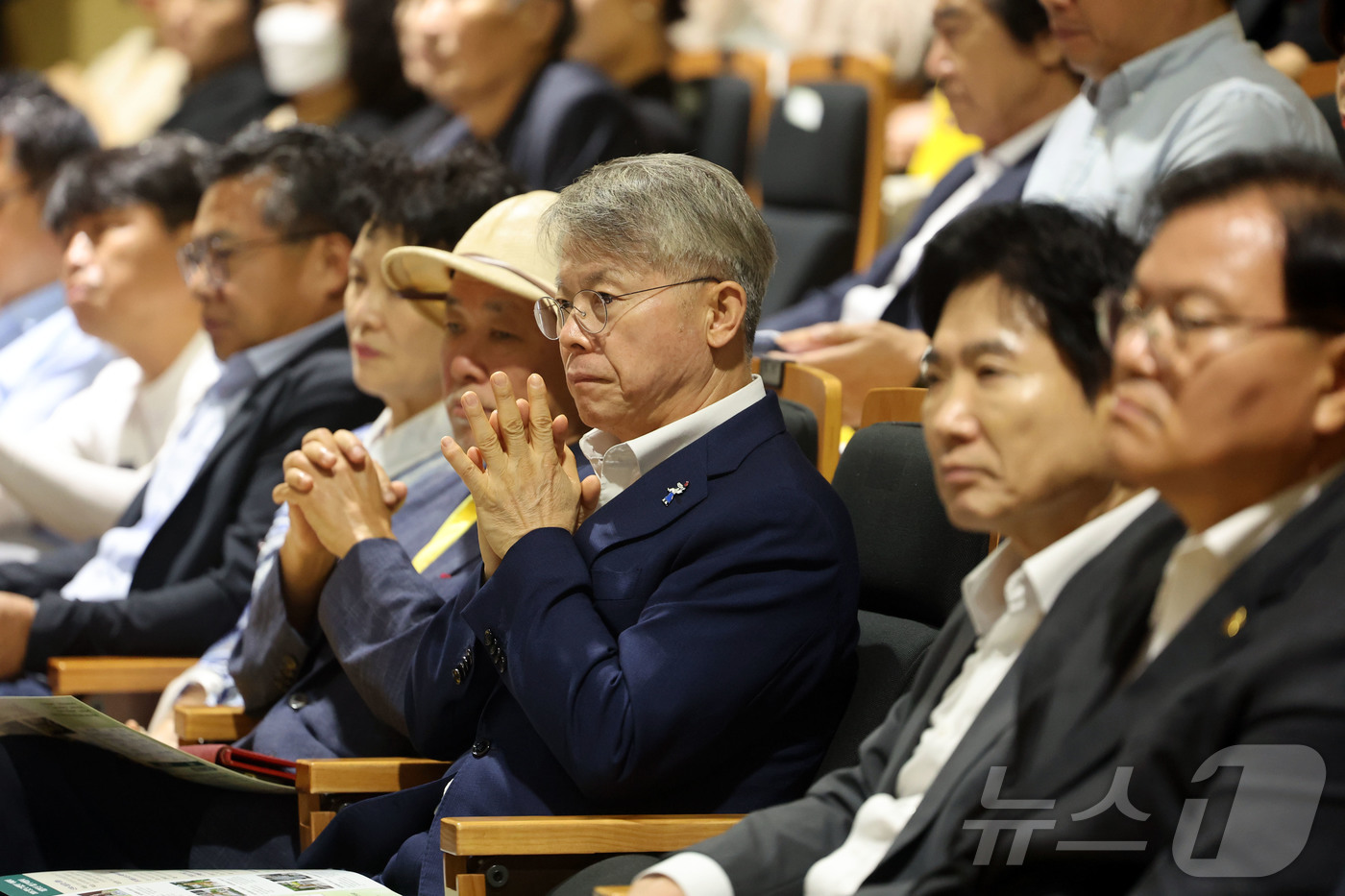 (광주=뉴스1) 조수민 기자 = 13일 오후 전남 광주 동구 전일빌딩245에서 열린 '일본군 위안부 피해자 기림의 날' 기념식에서 민형배 시장이 공연을 보고 있다. 2026.8.1 …