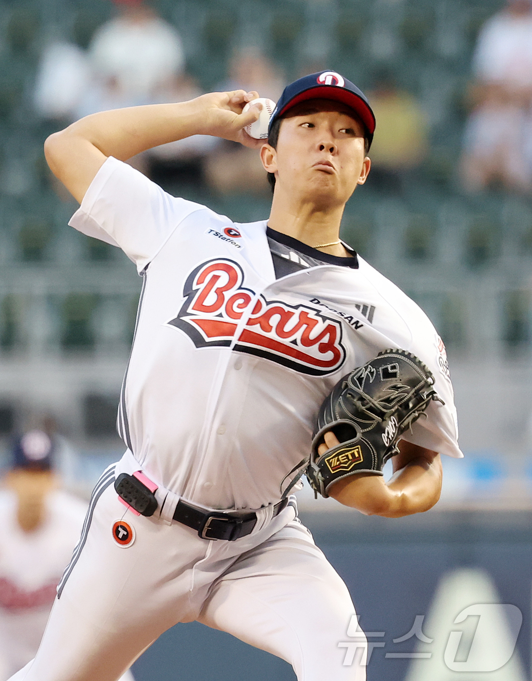 (서울=뉴스1) 김진환 기자 = 13일 오후 서울 송파구 잠실야구장에서 열린 프로야구 '2026 신한은행 SOL KBO리그' 한화 이글스와 두산 베어스의 경기, 두산 선발 최민석이 …