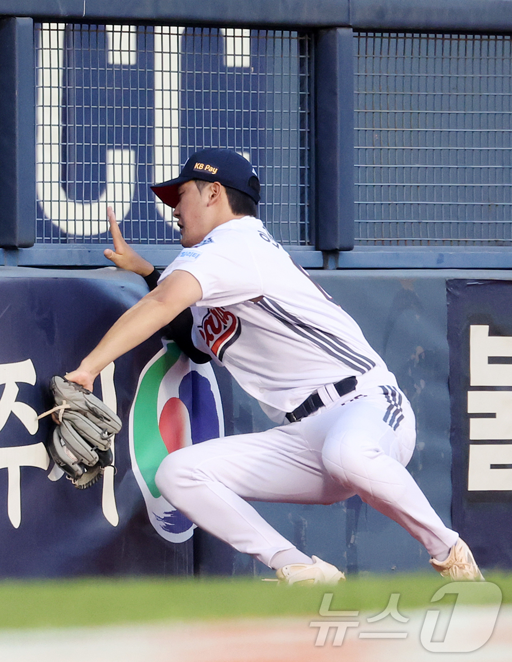 (서울=뉴스1) 김진환 기자 = 13일 오후 서울 송파구 잠실야구장에서 열린 프로야구 '2026 신한은행 SOL KBO리그' 한화 이글스와 두산 베어스의 경기, 두산 3루수 안재석 …