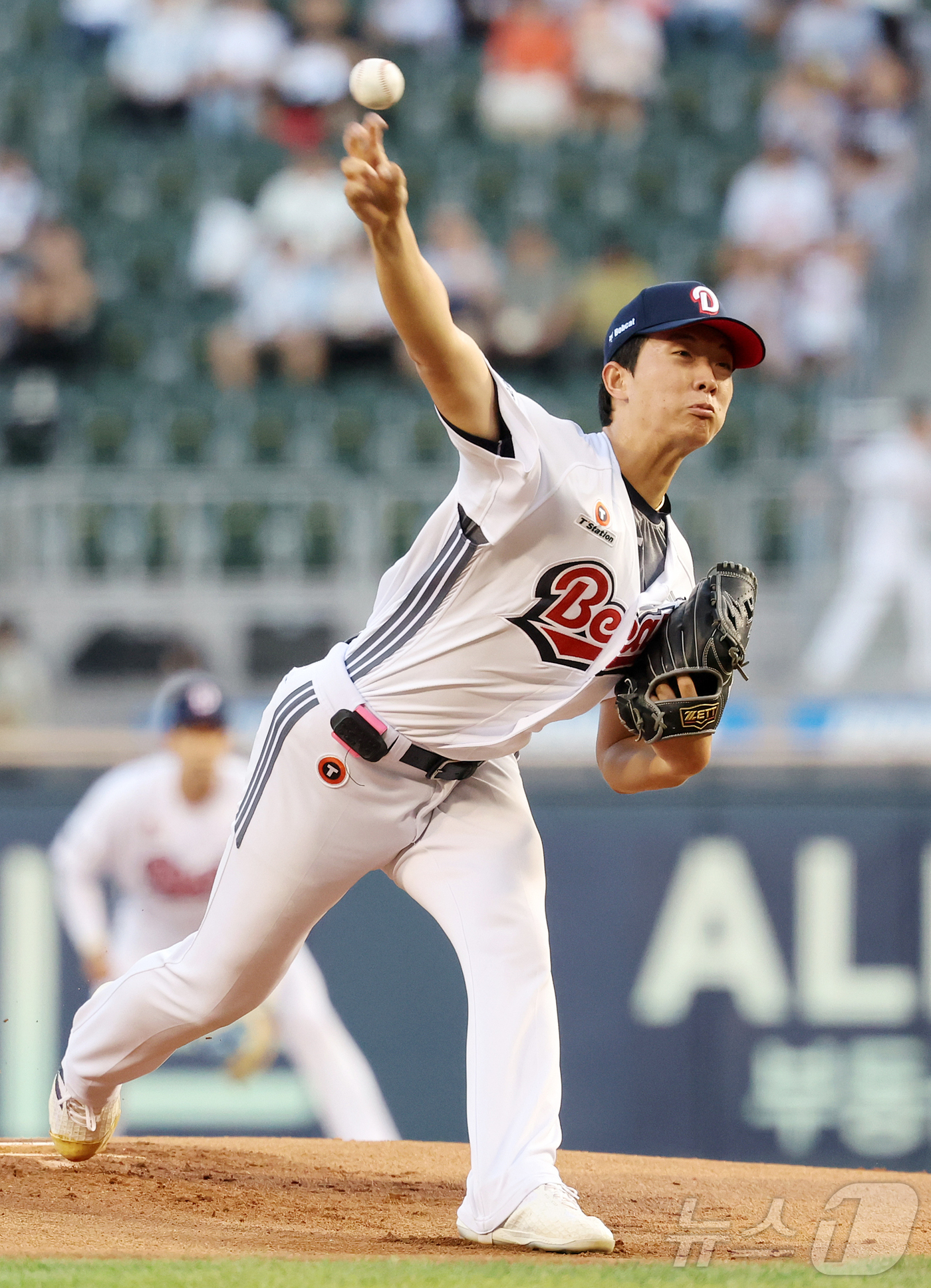 (서울=뉴스1) 김진환 기자 = 13일 오후 서울 송파구 잠실야구장에서 열린 프로야구 '2026 신한은행 SOL KBO리그' 한화 이글스와 두산 베어스의 경기, 두산 선발 최민석이 …