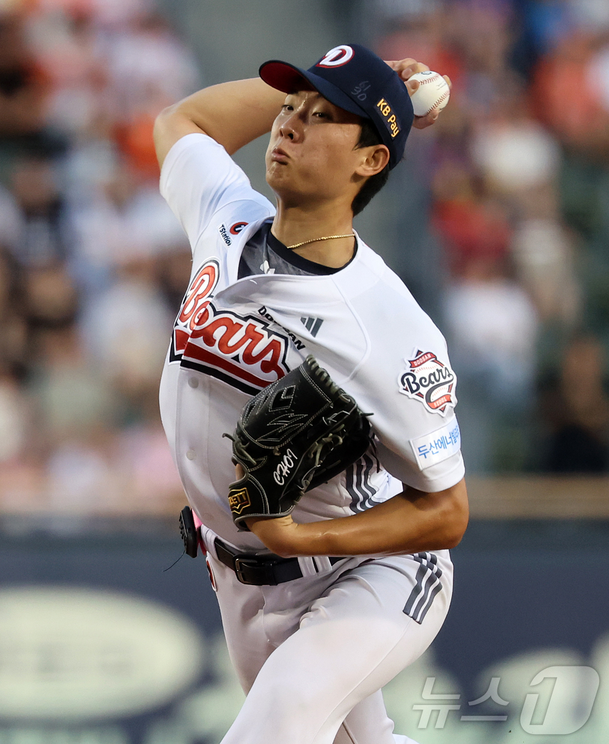 (서울=뉴스1) 김진환 기자 = 13일 오후 서울 송파구 잠실야구장에서 열린 프로야구 '2026 신한은행 SOL KBO리그' 한화 이글스와 두산 베어스의 경기, 두산 선발 최민석이 …