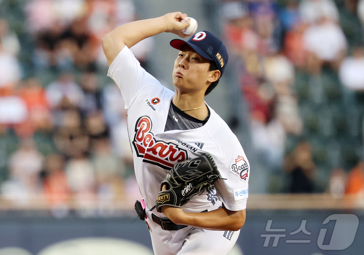(서울=뉴스1) 김진환 기자 = 13일 오후 서울 송파구 잠실야구장에서 열린 프로야구 '2026 신한은행 SOL KBO리그' 한화 이글스와 두산 베어스의 경기, 두산 선발 최민석이 …