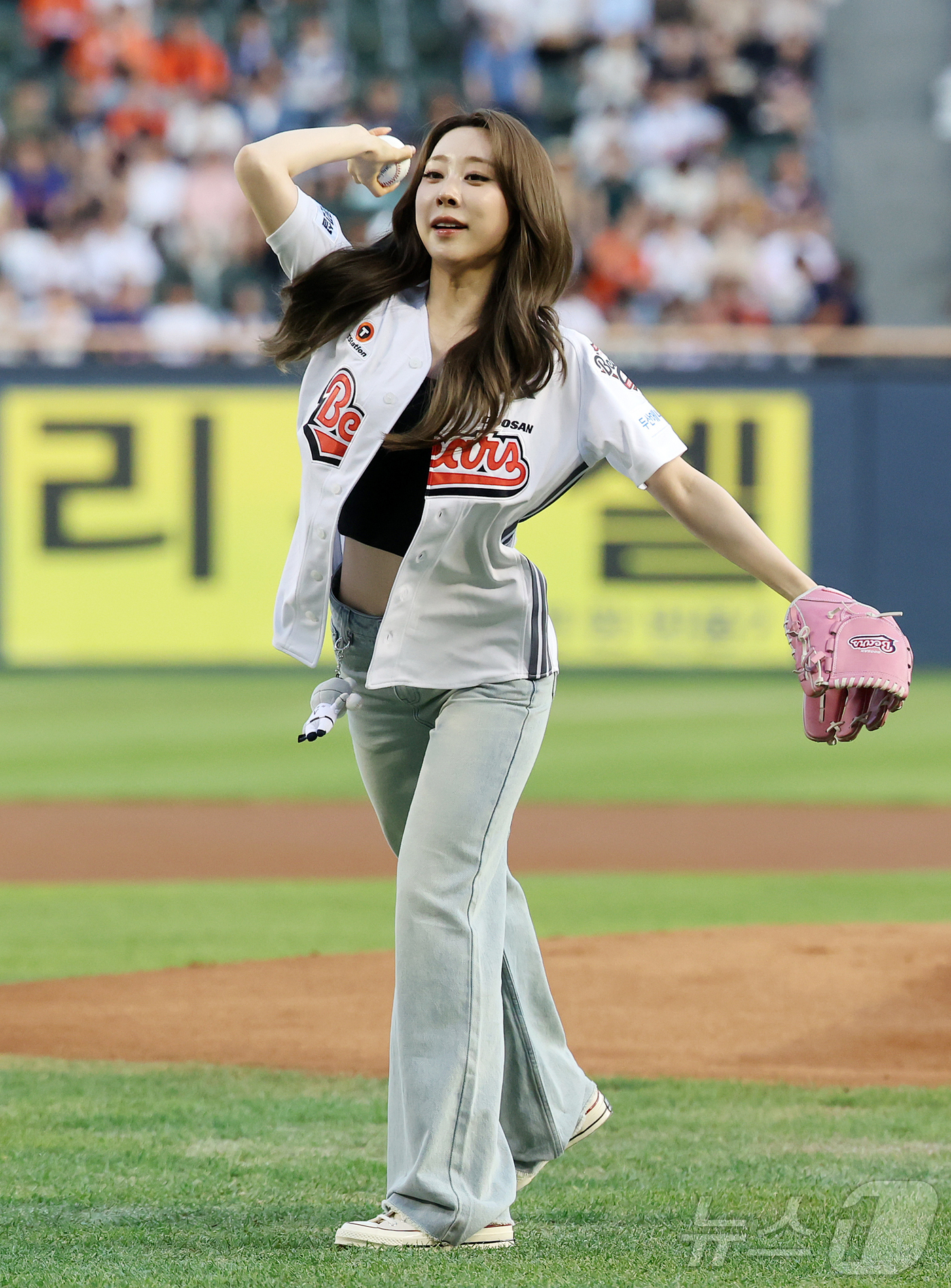 (서울=뉴스1) 김진환 기자 = 우주소녀(WJSN) 유연정이 13일 오후 서울 송파구 잠실야구장에서 열린 프로야구 '2026 신한은행 SOL KBO리그' 한화 이글스와 두산 베어스 …