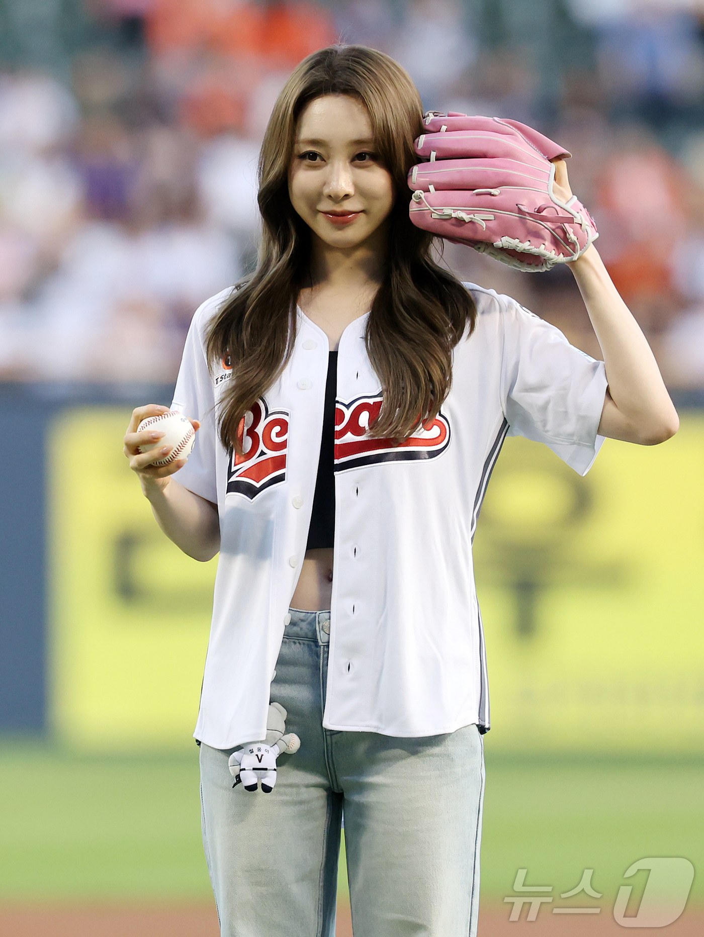 (서울=뉴스1) 김진환 기자 = 우주소녀(WJSN) 유연정이 13일 오후 서울 송파구 잠실야구장에서 열린 프로야구 '2026 신한은행 SOL KBO리그' 한화 이글스와 두산 베어스 …