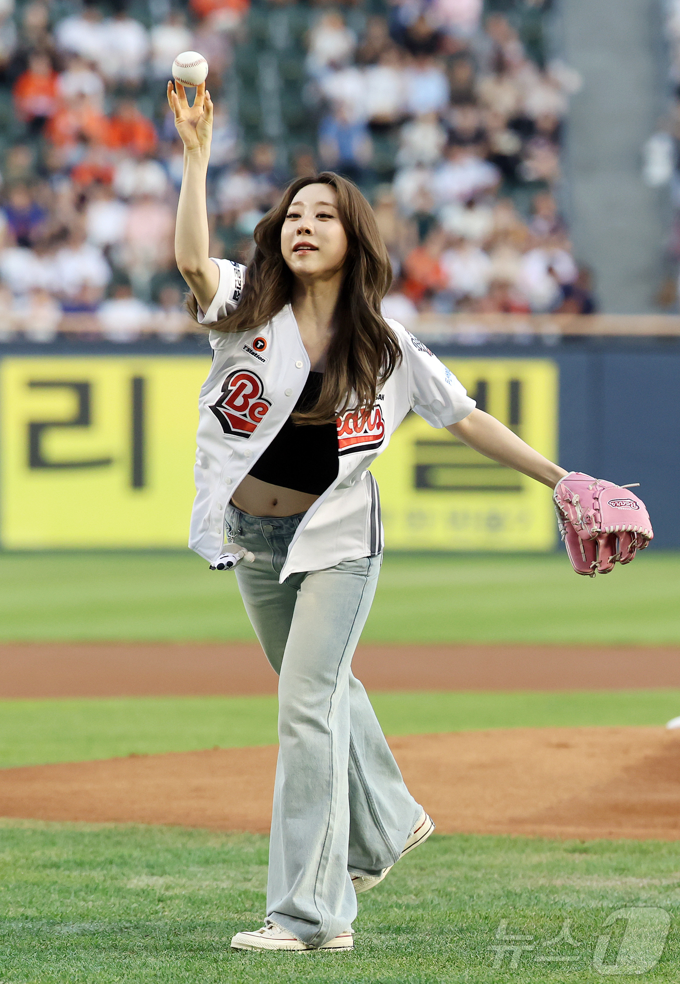 (서울=뉴스1) 김진환 기자 = 우주소녀(WJSN) 유연정이 13일 오후 서울 송파구 잠실야구장에서 열린 프로야구 '2026 신한은행 SOL KBO리그' 한화 이글스와 두산 베어스 …