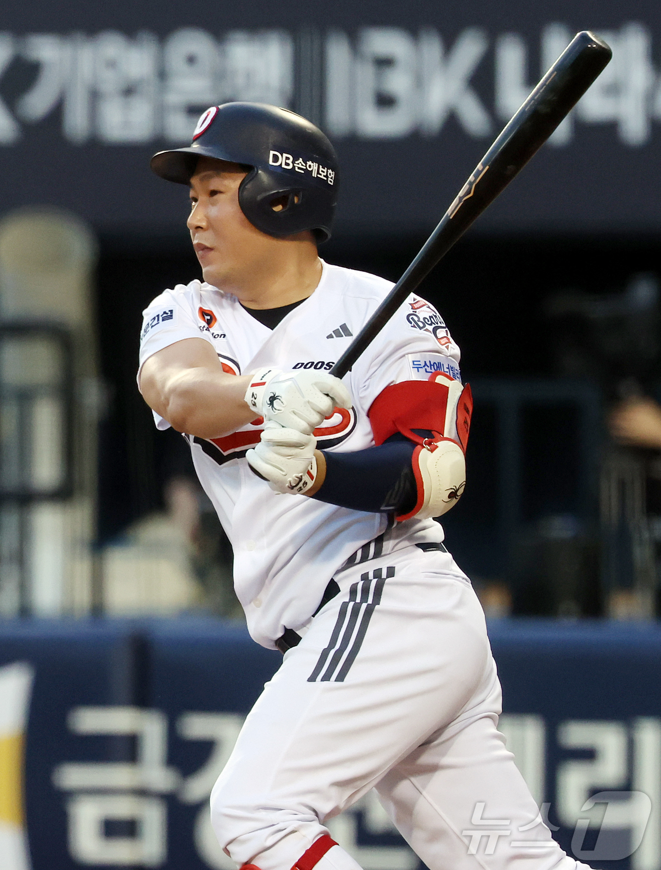 (서울=뉴스1) 김진환 기자 = 13일 오후 서울 송파구 잠실야구장에서 열린 프로야구 '2026 신한은행 SOL KBO리그' 한화 이글스와 두산 베어스의 경기, 두산 양의지가 1회 …