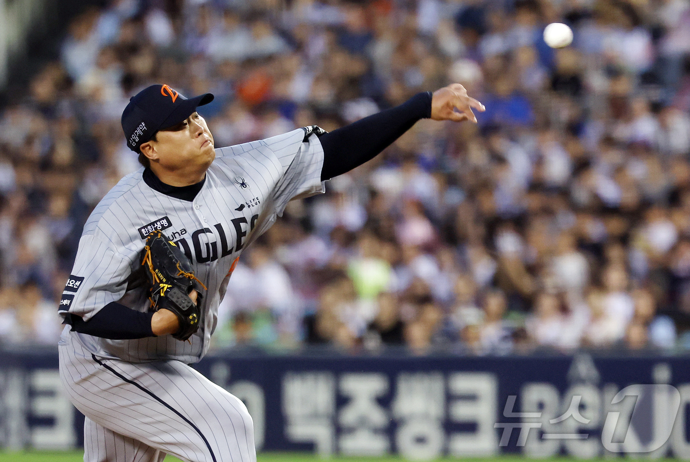 (서울=뉴스1) 김진환 기자 = 13일 오후 서울 송파구 잠실야구장에서 열린 프로야구 '2026 신한은행 SOL KBO리그' 한화 이글스와 두산 베어스의 경기, 한화 선발 류현진이 …