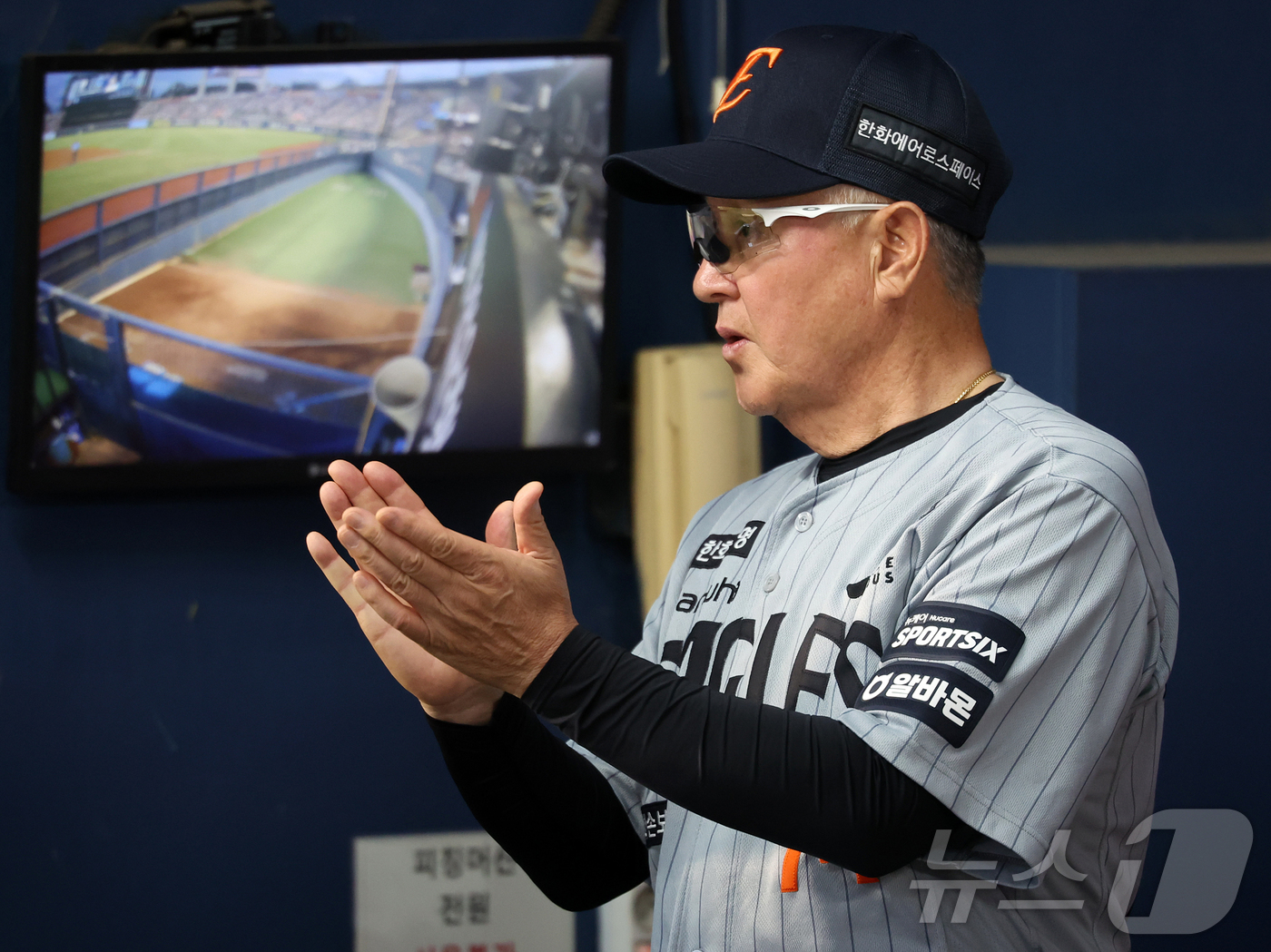 (서울=뉴스1) 김진환 기자 = 13일 오후 서울 송파구 잠실야구장에서 열린 프로야구 '2026 신한은행 SOL KBO리그' 한화 이글스와 두산 베어스의 경기, 한화 김경문 감독이 …