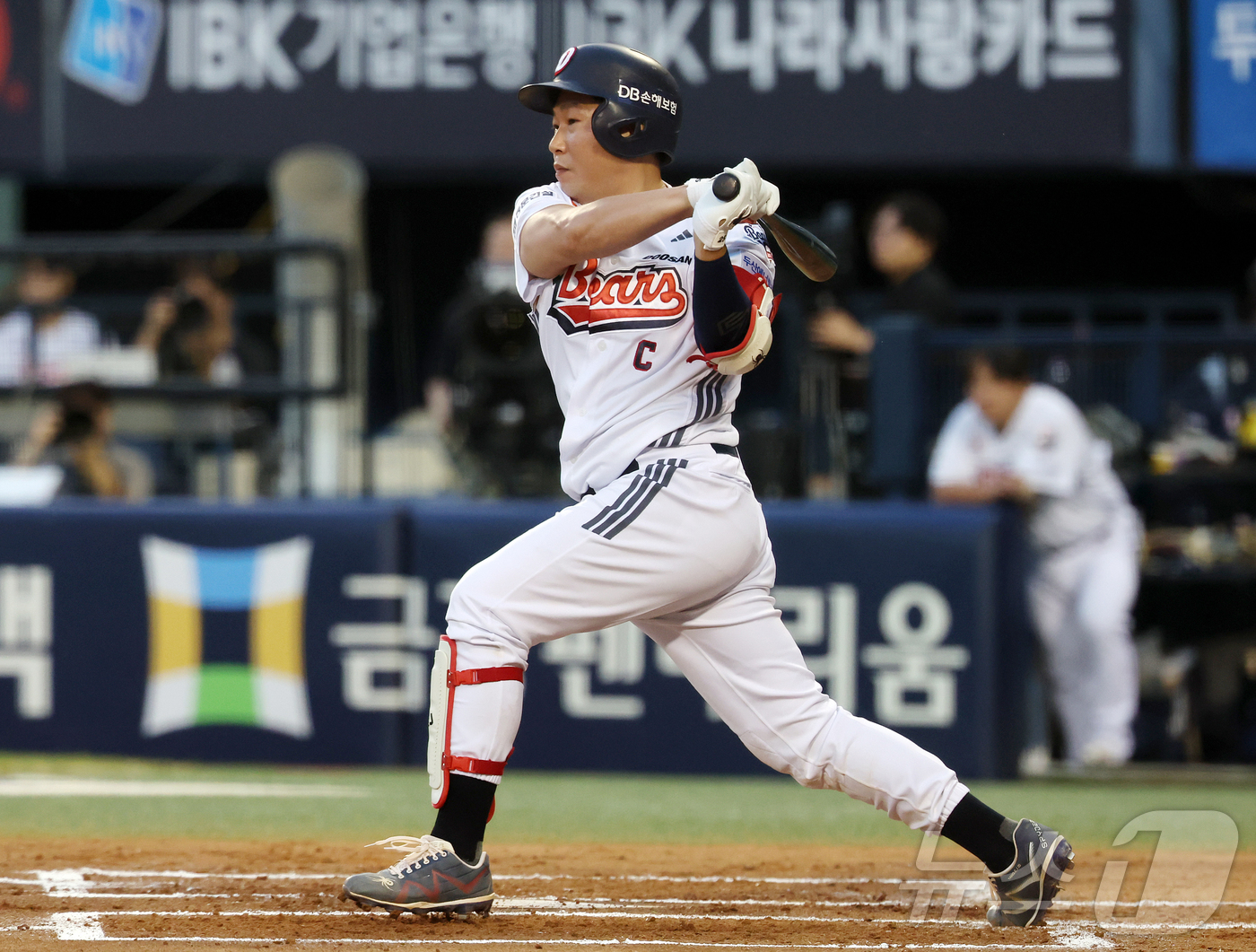 (서울=뉴스1) 김진환 기자 = 13일 오후 서울 송파구 잠실야구장에서 열린 프로야구 '2026 신한은행 SOL KBO리그' 한화 이글스와 두산 베어스의 경기, 두산 양의지가 1회 …
