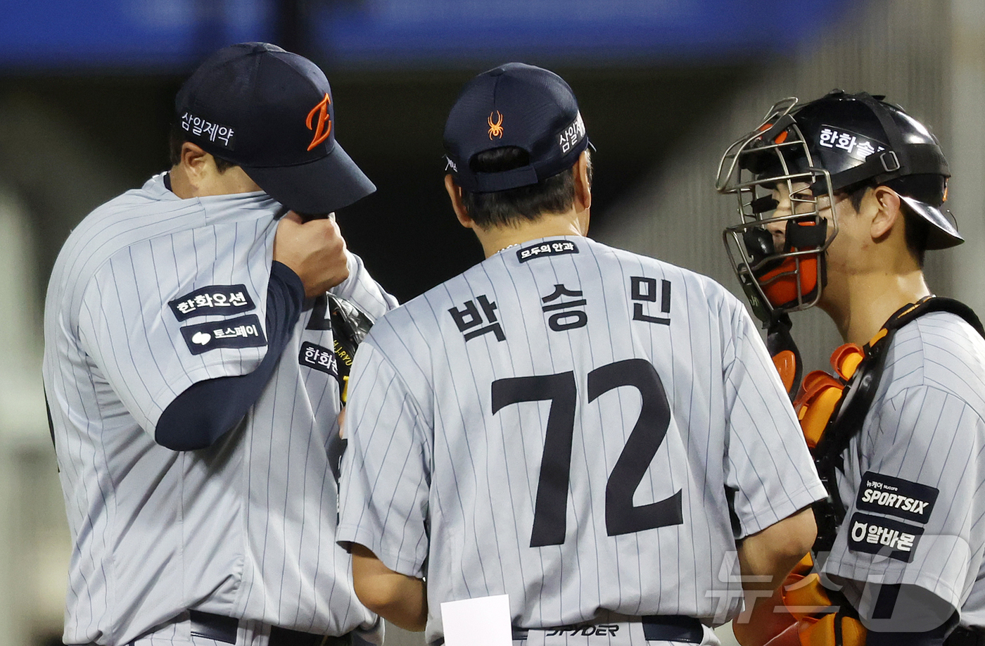 (서울=뉴스1) 김진환 기자 = 13일 오후 서울 송파구 잠실야구장에서 열린 프로야구 '2026 신한은행 SOL KBO리그' 한화 이글스와 두산 베어스의 경기, 한화 박승민 투수코 …