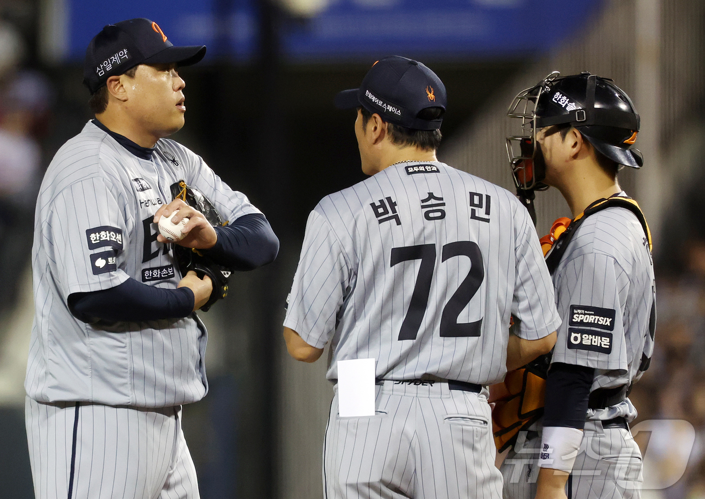 (서울=뉴스1) 김진환 기자 = 13일 오후 서울 송파구 잠실야구장에서 열린 프로야구 '2026 신한은행 SOL KBO리그' 한화 이글스와 두산 베어스의 경기, 한화 박승민 투수코 …