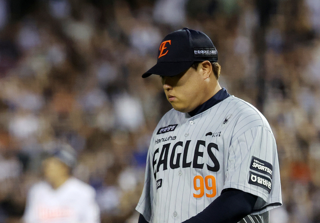 한화 류현진, 시즌 최악투…두산전 3⅓이닝 8실점 '난타'