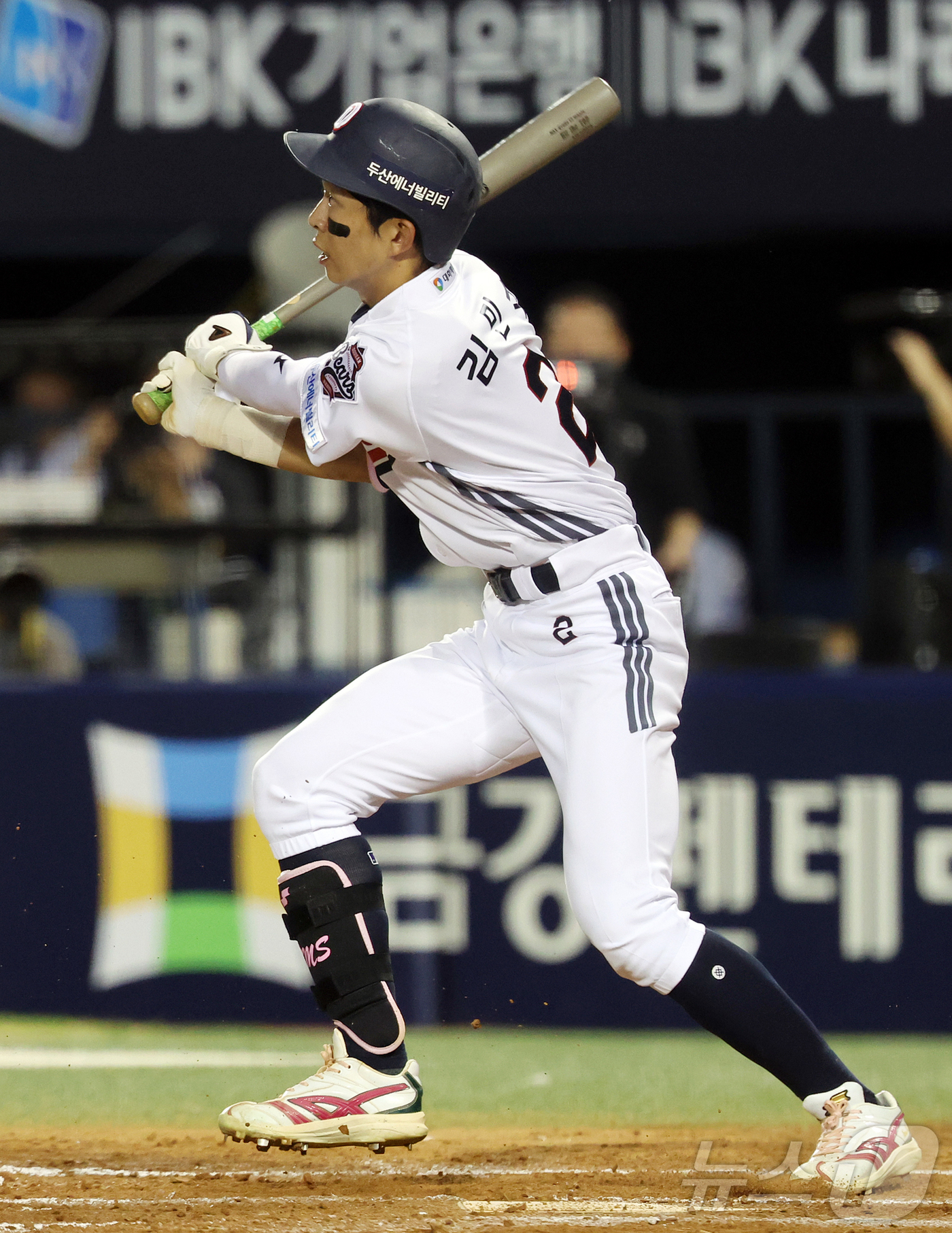 (서울=뉴스1) 김진환 기자 = 13일 오후 서울 송파구 잠실야구장에서 열린 프로야구 '2026 신한은행 SOL KBO리그' 한화 이글스와 두산 베어스의 경기, 두산 김민석이 3회 …
