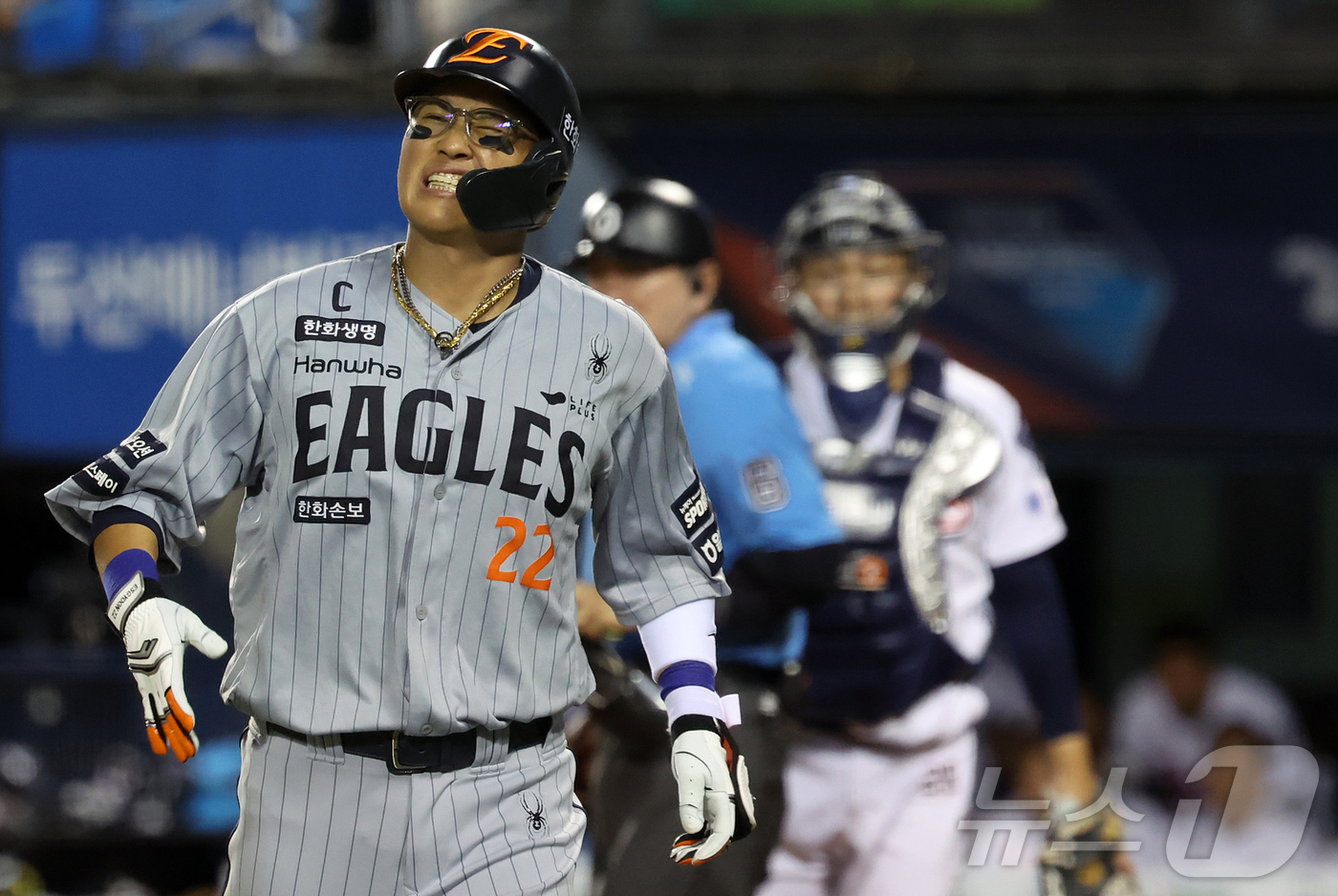 (서울=뉴스1) 김진환 기자 = 13일 오후 서울 송파구 잠실야구장에서 열린 프로야구 '2026 신한은행 SOL KBO리그' 한화 이글스와 두산 베어스의 경기, 한화 채은성이 4회 …