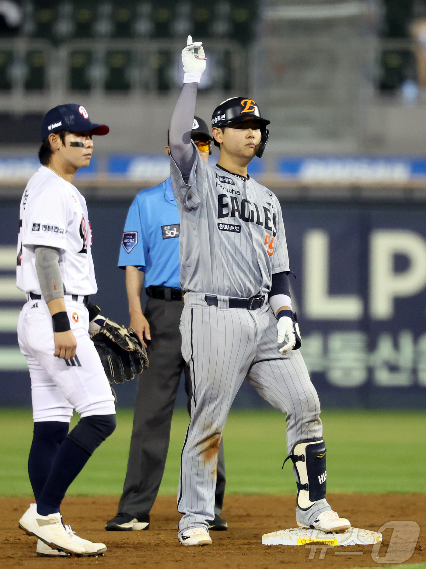(서울=뉴스1) 김진환 기자 = 13일 오후 서울 송파구 잠실야구장에서 열린 프로야구 '2026 신한은행 SOL KBO리그' 한화 이글스와 두산 베어스의 경기, 한화 허인서가 4회 …