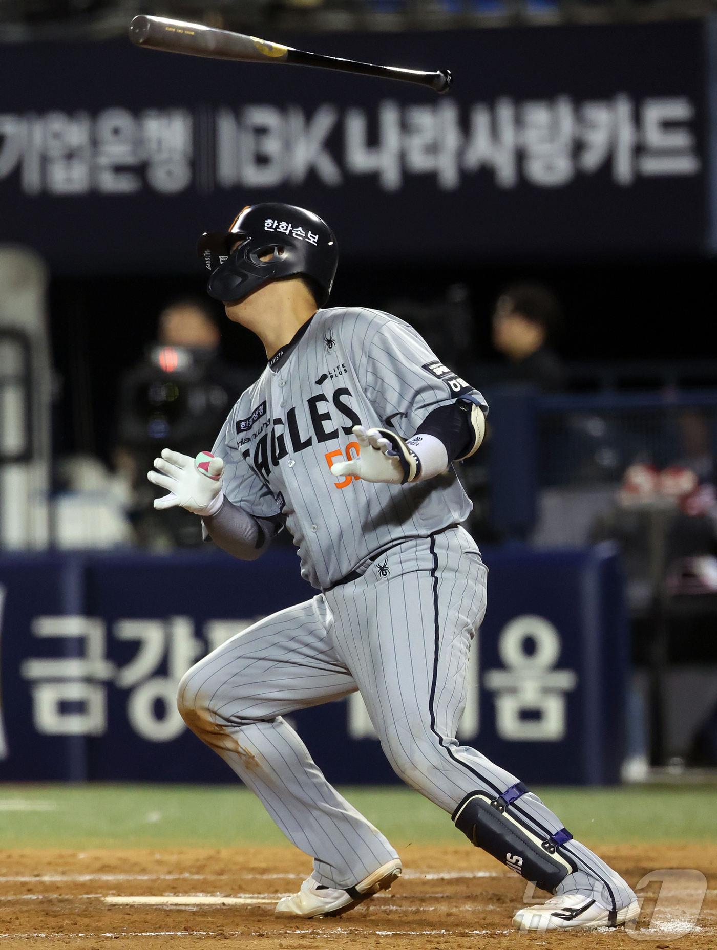 (서울=뉴스1) 김진환 기자 = 13일 오후 서울 송파구 잠실야구장에서 열린 프로야구 '2026 신한은행 SOL KBO리그' 한화 이글스와 두산 베어스의 경기, 한화 허인서가 4회 …