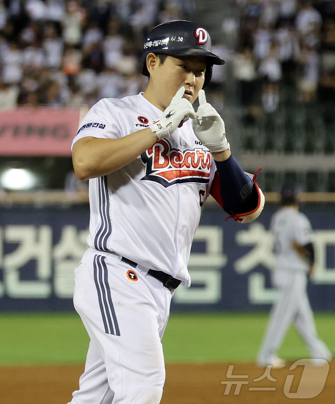 (서울=뉴스1) 김진환 기자 = 13일 오후 서울 송파구 잠실야구장에서 열린 프로야구 '2026 신한은행 SOL KBO리그' 한화 이글스와 두산 베어스의 경기, 두산 양의지가 4회 …
