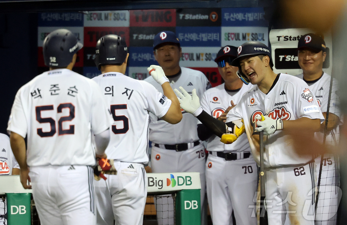 (서울=뉴스1) 김진환 기자 = 13일 오후 서울 송파구 잠실야구장에서 열린 프로야구 '2026 신한은행 SOL KBO리그' 한화 이글스와 두산 베어스의 경기, 두산 양의지가 4회 …
