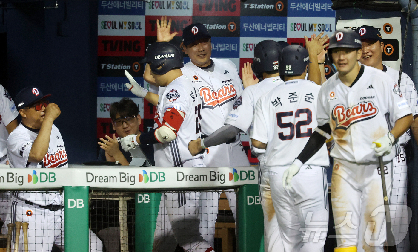 (서울=뉴스1) 김진환 기자 = 13일 오후 서울 송파구 잠실야구장에서 열린 프로야구 '2026 신한은행 SOL KBO리그' 한화 이글스와 두산 베어스의 경기, 두산 양의지가 4회 …