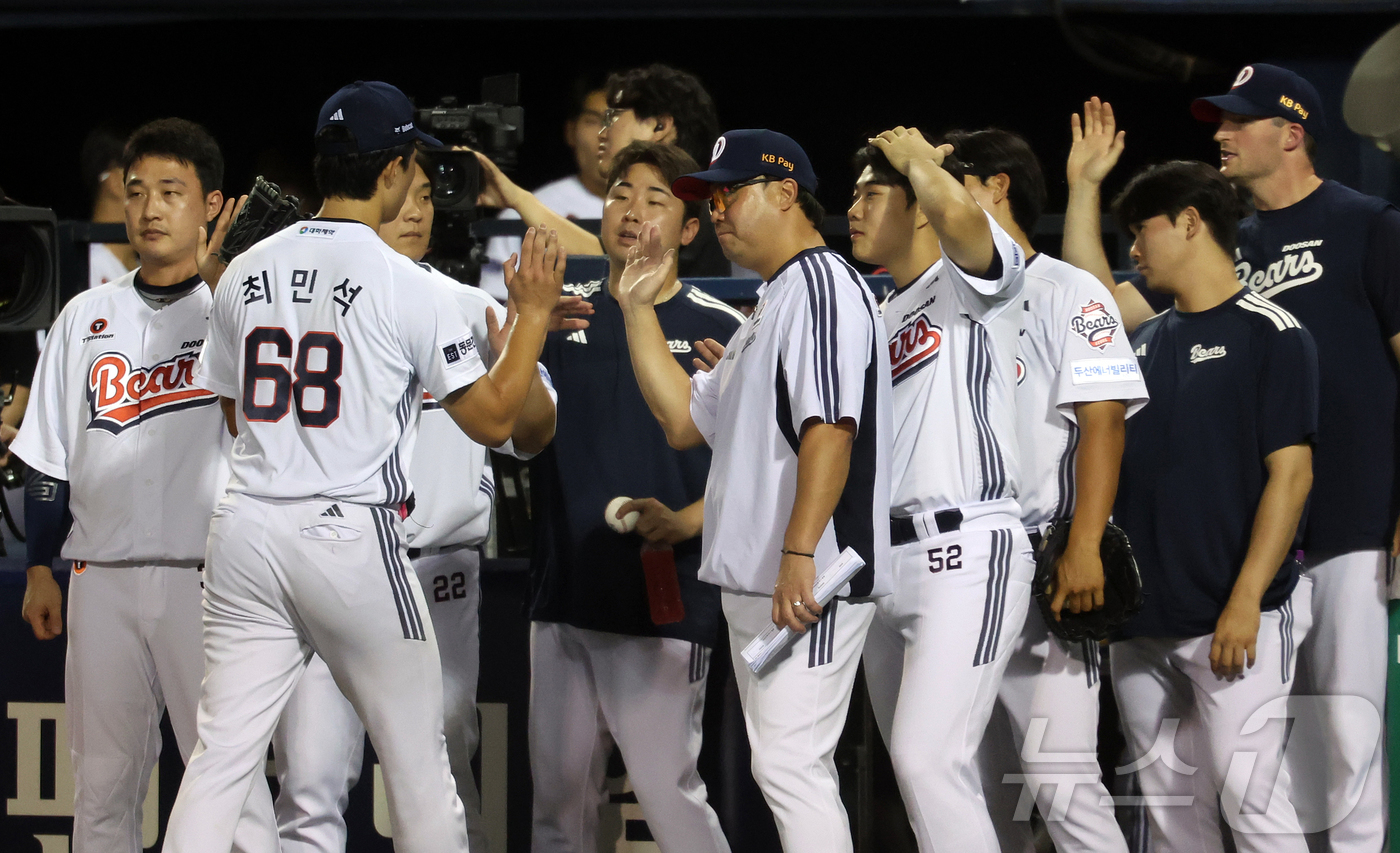 (서울=뉴스1) 김진환 기자 = 13일 오후 서울 송파구 잠실야구장에서 열린 프로야구 '2026 신한은행 SOL KBO리그' 한화 이글스와 두산 베어스의 경기, 두산 선발 최민석이 …